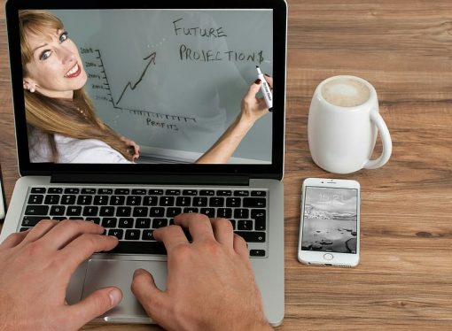 التدريب عن بعد.. مهنة من لا مهنة له؟