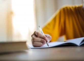 كتابة تحليل نقدي للمقالات أو الكتب الأكاديمية