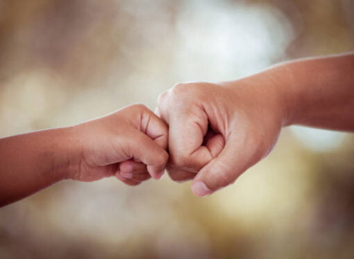 أثر التعزيز الإيجابي على سلوك أفراد الأسرة