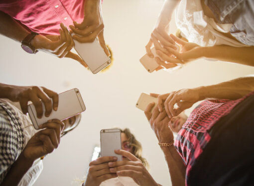 ما هو تأثير وسائل التواصل الاجتماعي على أدمغة المراهقين؟