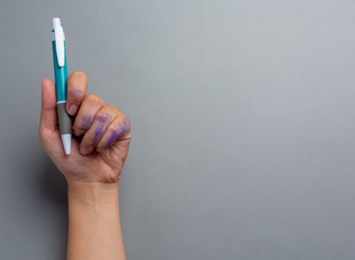 الطفل «الأيسر».. إعاقة أم تميز؟ في مجتمع نمطي