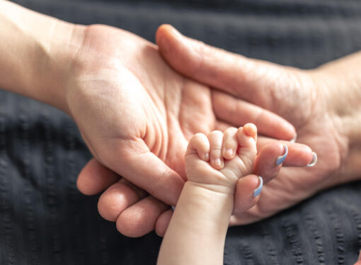 هل يدرك الوالدين الفرق بين التربية ورعاية الأبناء أم أنها ذات المعنى!