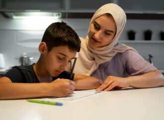 هل الأفضل أن يتعلم الأطفال بمفردهم أو بمساعدة أهاليهم؟