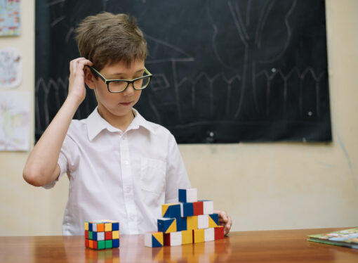 المناهج الدراسية بين مفهومي تعليم التفكير وتعليم المنطق