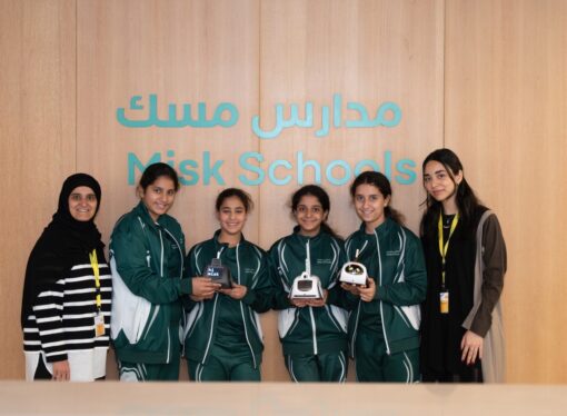 عالمة سعودية تقيم ورش روبوت بمدارس مسك