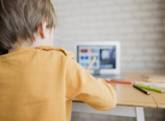 الذكاء الاصطناعي والتعلم الاجتماعي العاطفي: نحو أنسنة التعليم في عصر التقنية