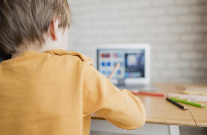 الذكاء الاصطناعي والتعلم الاجتماعي العاطفي: نحو أنسنة التعليم في عصر التقنية